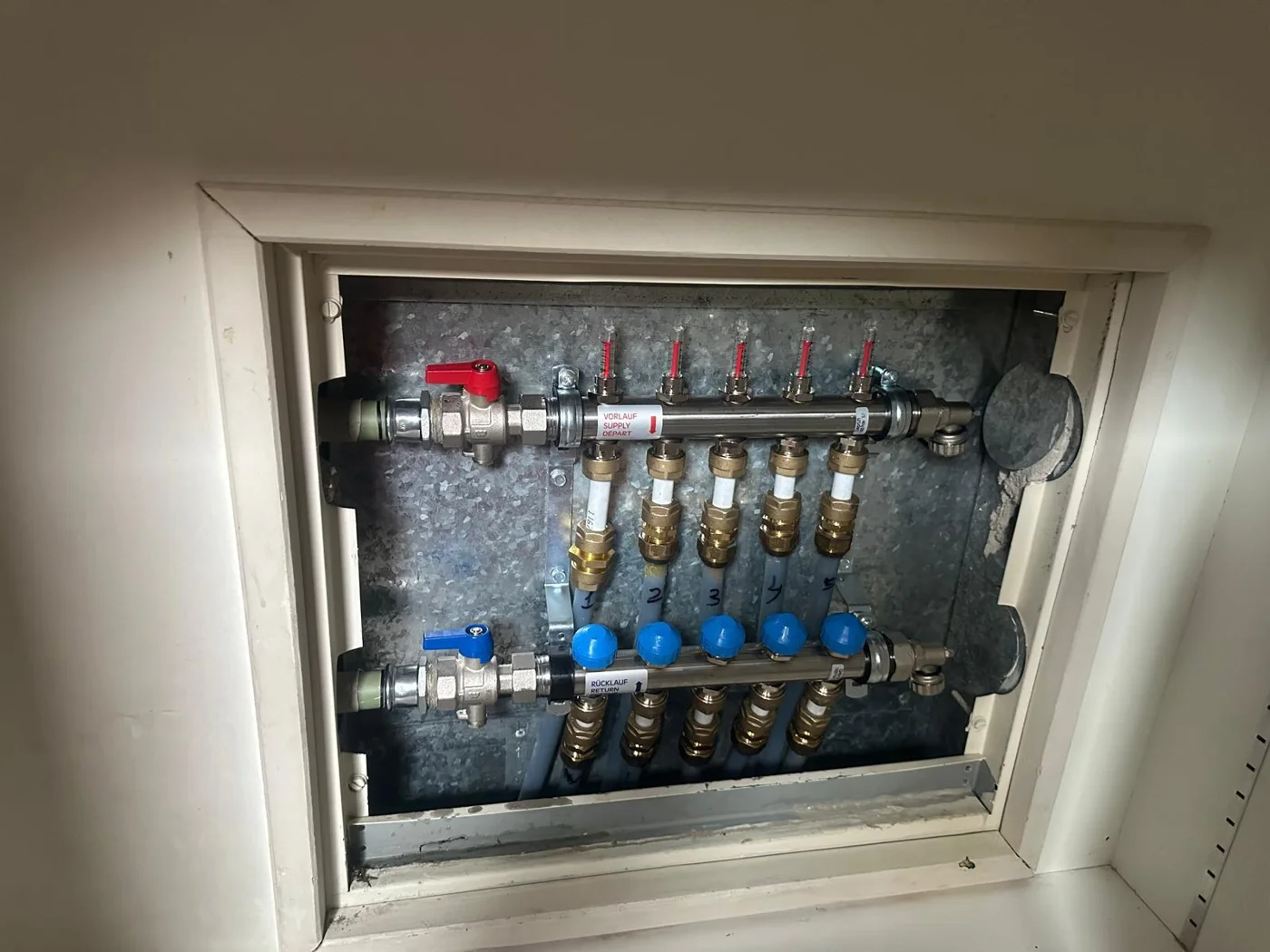 Installation de plomberie avec collecteurs et conduites